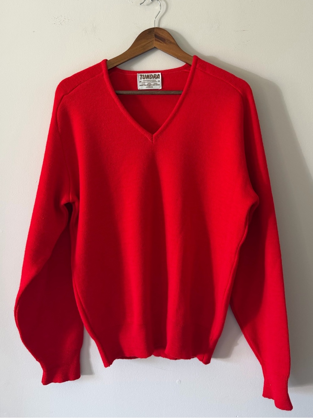 Tundra Men’s Vintage Bright Red V-Neck Knit Pure Virgin Wool Sweater Size M